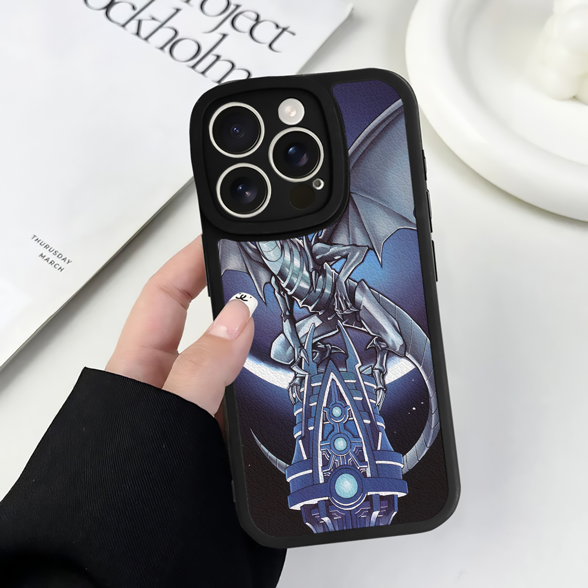 （画像用） 遊☆戯☆王 Yu-Gi-Oh! 【iPhone 16シリーズ対応】シリコンスマホケース（レザー調） 材質：シリコン